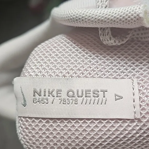 Nike Quest Running Sneakers Women's Sz Us 11  Pink and Grey Mesh Pre-owned