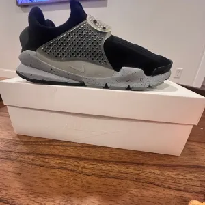 Nike Sock Dart SP Oreo - size 9 - fantastic condition -