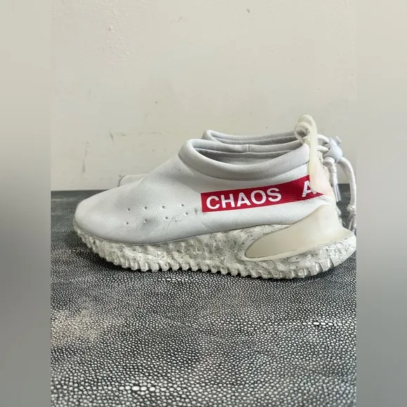 Nike White Sneakers Modern Slip-On Design