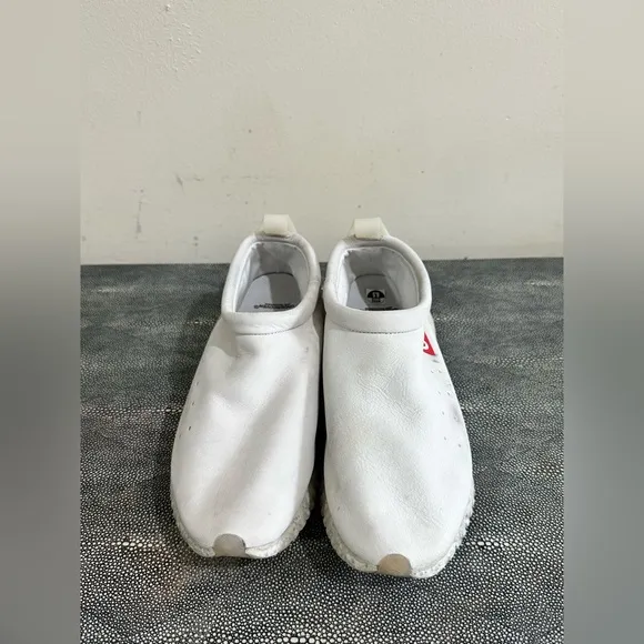 Nike White Sneakers Modern Slip-On Design