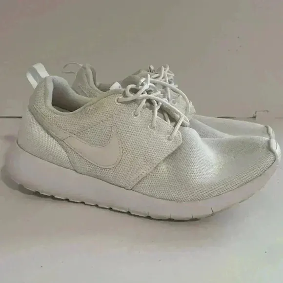 ✅️Nike Women's Roshe Size 7Y -  Triple White