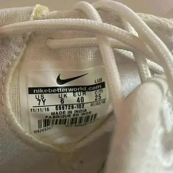 ✅️Nike Women's Roshe Size 7Y -  Triple White