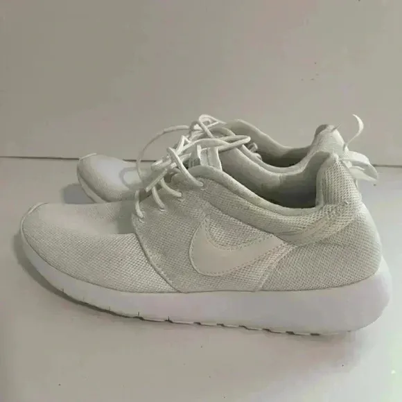 ✅️Nike Women's Roshe Size 7Y -  Triple White