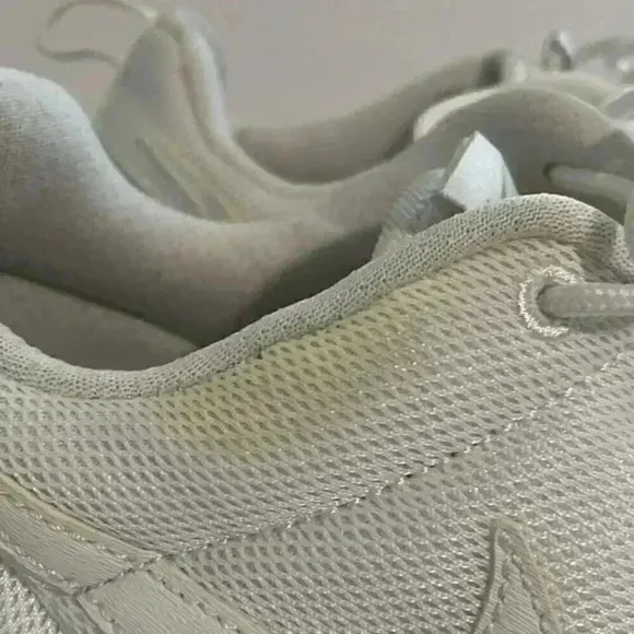 ✅️Nike Women's Roshe Size 7Y -  Triple White