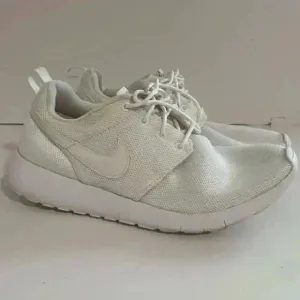 ✅️Nike Women's Roshe Size 7Y -  Triple White