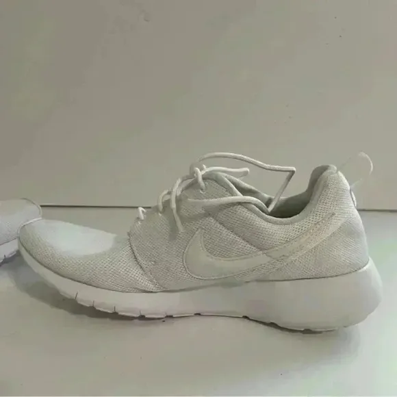 ✅️Nike Women's Roshe Size 7Y -  Triple White