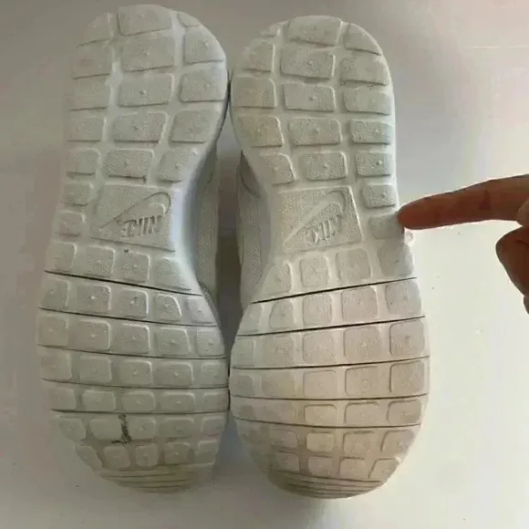 ✅️Nike Women's Roshe Size 7Y -  Triple White