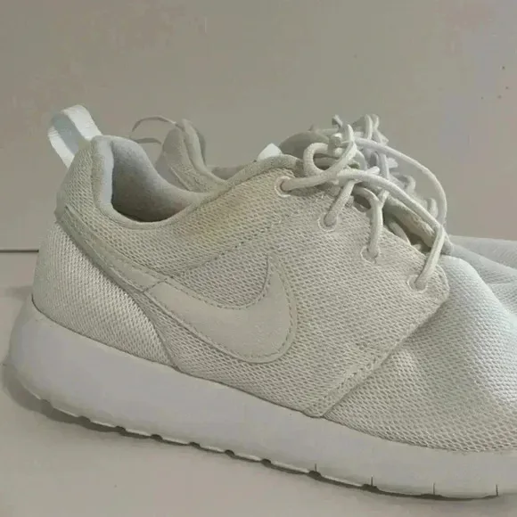 ✅️Nike Women's Roshe Size 7Y -  Triple White