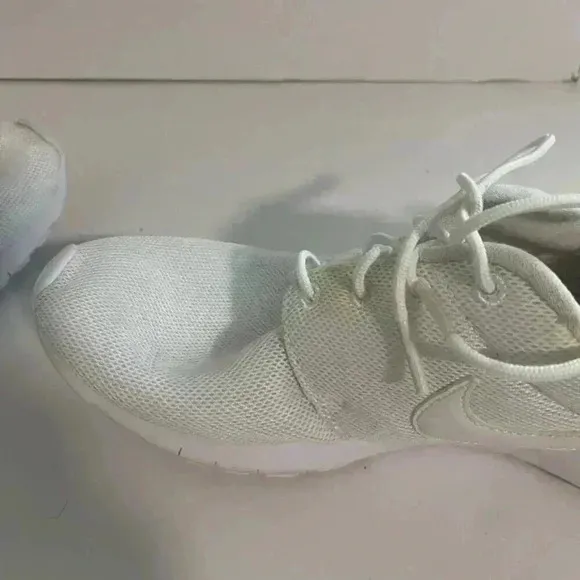 ✅️Nike Women's Roshe Size 7Y -  Triple White