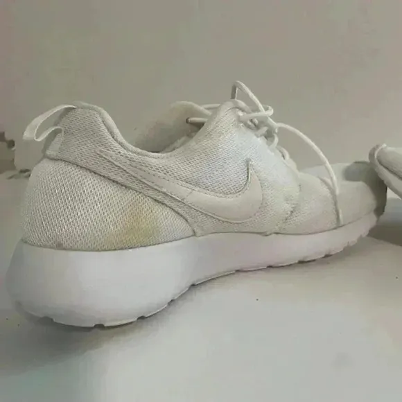 ✅️Nike Women's Roshe Size 7Y -  Triple White