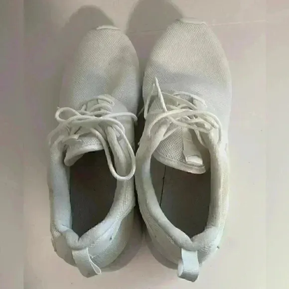 ✅️Nike Women's Roshe Size 7Y -  Triple White