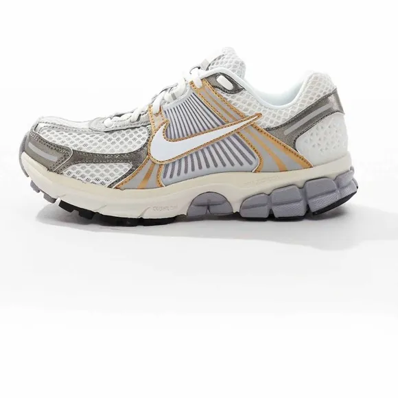 Nike Zoom Vomero 5 sneakers: silver and white