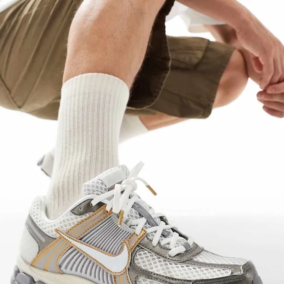 Nike Zoom Vomero 5 sneakers: silver and white