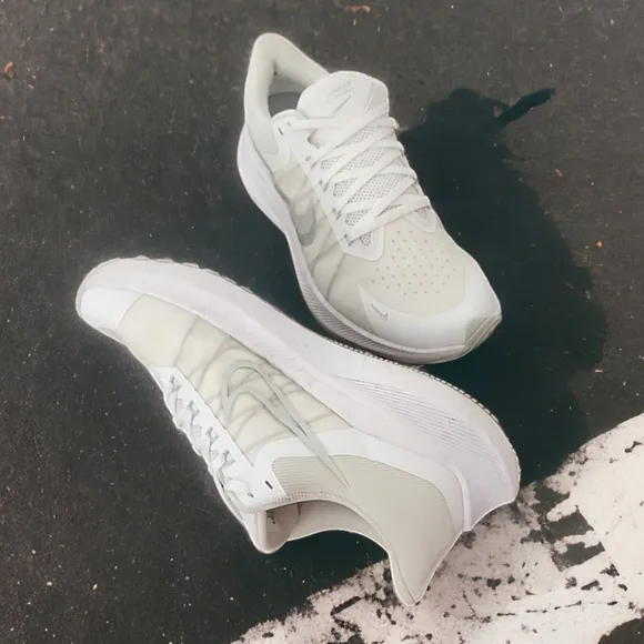 NIKE Zoom Winflo 8 Sneakers Size 10 White Running Workout Mesh