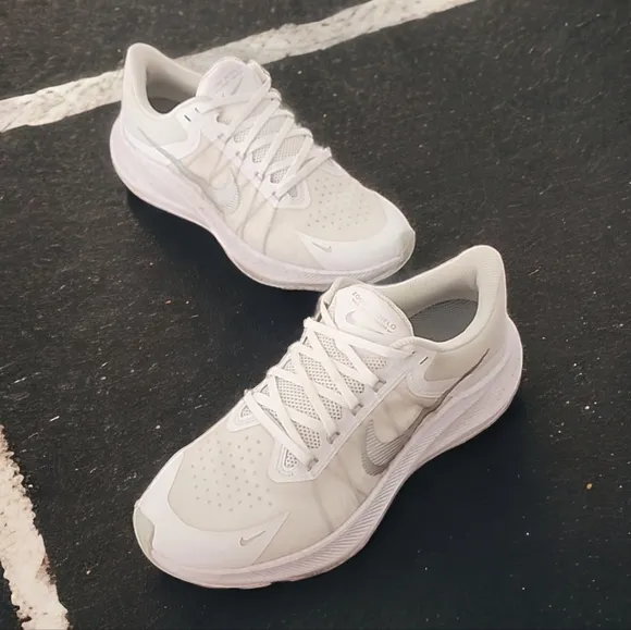 NIKE Zoom Winflo 8 Sneakers Size 10 White Running Workout Mesh