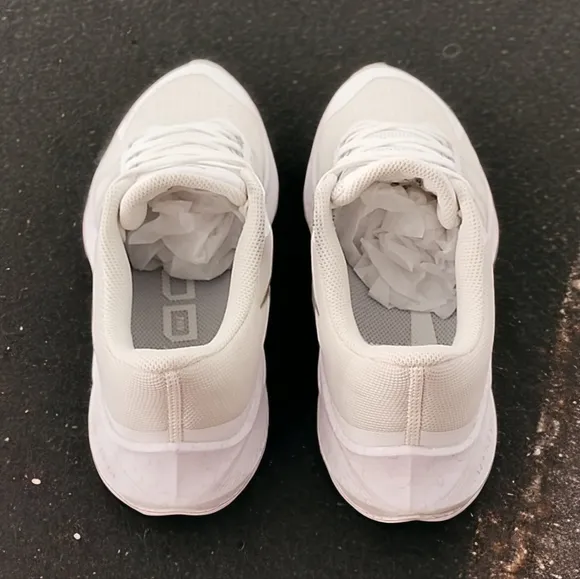 NIKE Zoom Winflo 8 Sneakers Size 10 White Running Workout Mesh