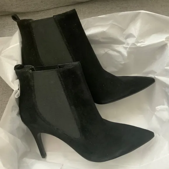 NINE WEST Joliee Black Leather Booties Pointed toe Stiletto Heel Ankle Boots 8.5