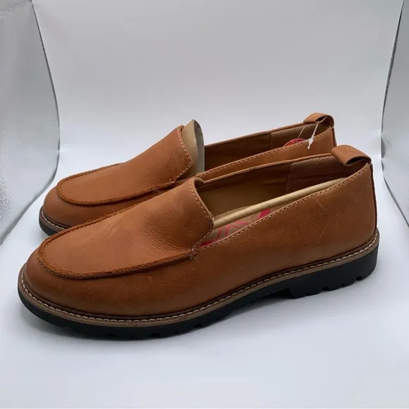 NWB Comfortiva Women's Lindee brown leather loafers size 10 wide 541