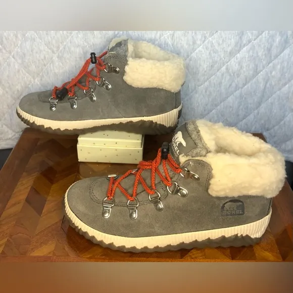 NWOB Sorel youth fur lined winter boots