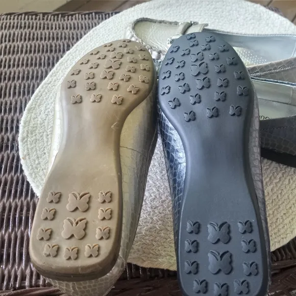 NWOT 2 Pairs White Mountain Leather Loafers