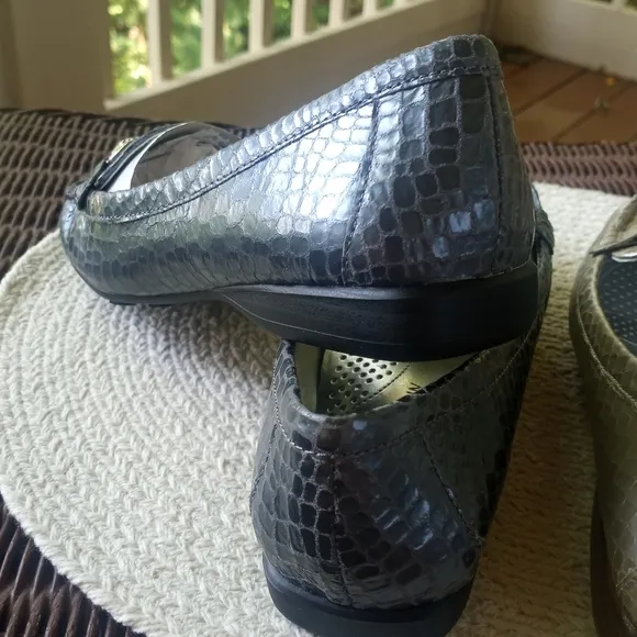 NWOT 2 Pairs White Mountain Leather Loafers