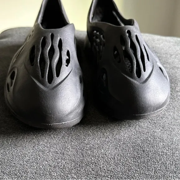 NWOT Black Cut Out Slip On Slides foam 38 or US 7.5