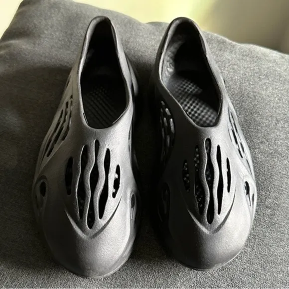 NWOT Black Cut Out Slip On Slides foam 38 or US 7.5