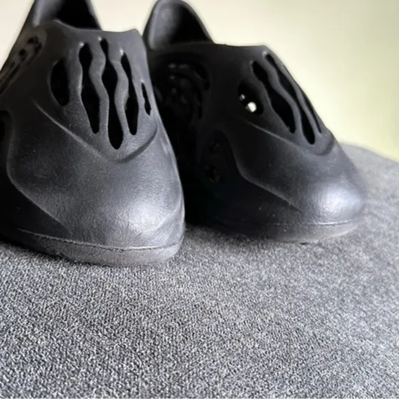 NWOT Black Cut Out Slip On Slides foam 38 or US 7.5
