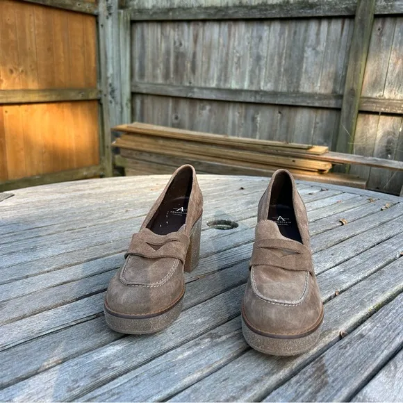 NWOT Caprie‎ Suede Heeled Penny Loafers by Aquatalia size 8.5