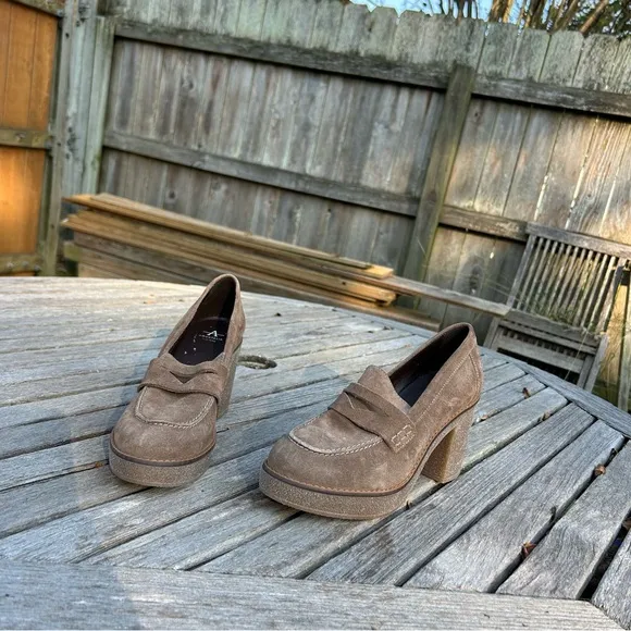 NWOT Caprie‎ Suede Heeled Penny Loafers by Aquatalia size 8.5