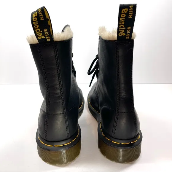 NWOT Dr. Marten’s 1460 Women’s Artificial Fur Lined Lace Up Boots Size 6