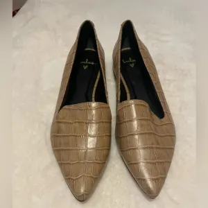 NWOT Lulus Lucah Sand Crocodile Leather Loafers