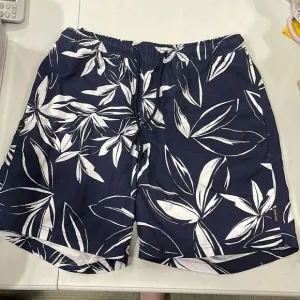 NWOT Michael Kors Tropical Men's Swim Trunks.  Size M medium