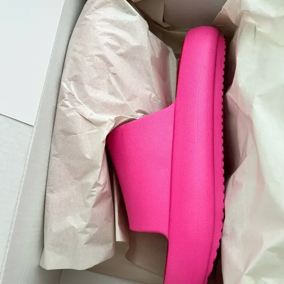 NWT Beach Slides by J/Slides S 8M Color is Fuchsia/Red Eva Squish &amp; light pink
