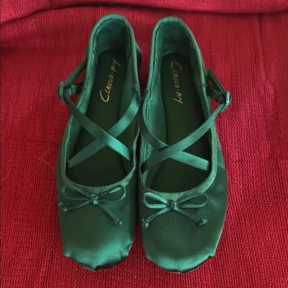 NWT Circus by Sam Edelman Green Flats with Elastic Straps