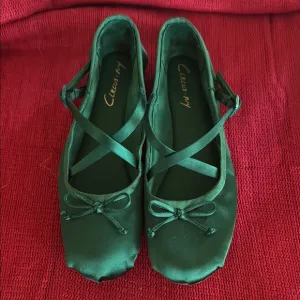 NWT Circus by Sam Edelman Green Flats with Elastic Straps