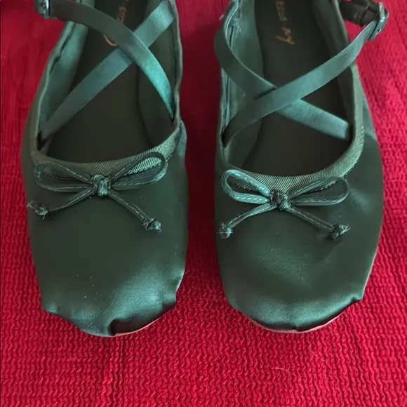 NWT Circus by Sam Edelman Green Flats with Elastic Straps