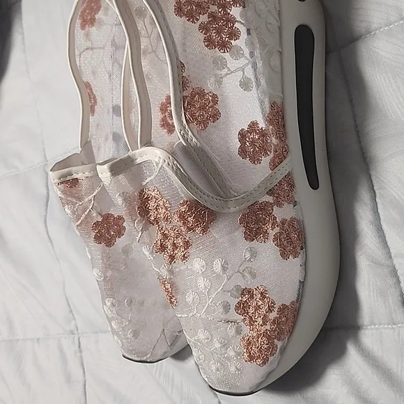 NWT Floral Embroidery Breathable Sheer Mesh Sneakers for Women Size 40
