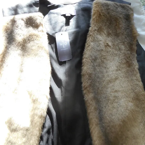 NWT-NYDJ faux fur vest