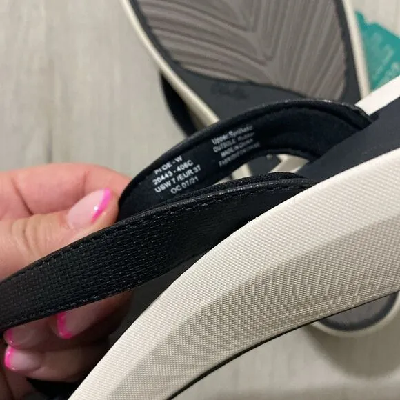 NWT- OLUKAI-Pi'oe Women's Beach Sandals- Black/DK Shadow- size 8 left