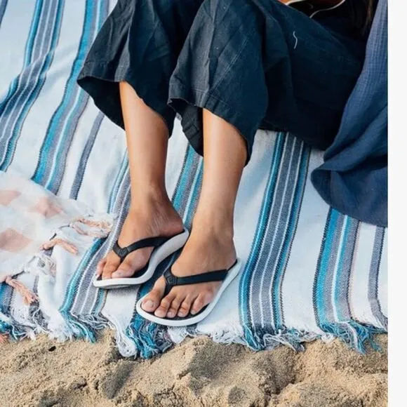 NWT- OLUKAI-Pi'oe Women's Beach Sandals- Black/DK Shadow- size 8 left
