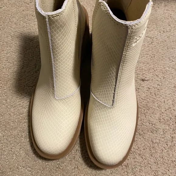 NWT Sorel Hi-Line Chelsea boots aged ceramic