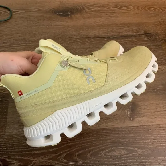 On cloud running Womens hi sneakers yellow 8
