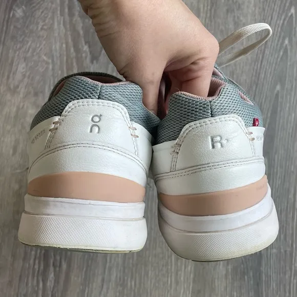 On Cloud The Roger Advantage Sneakers