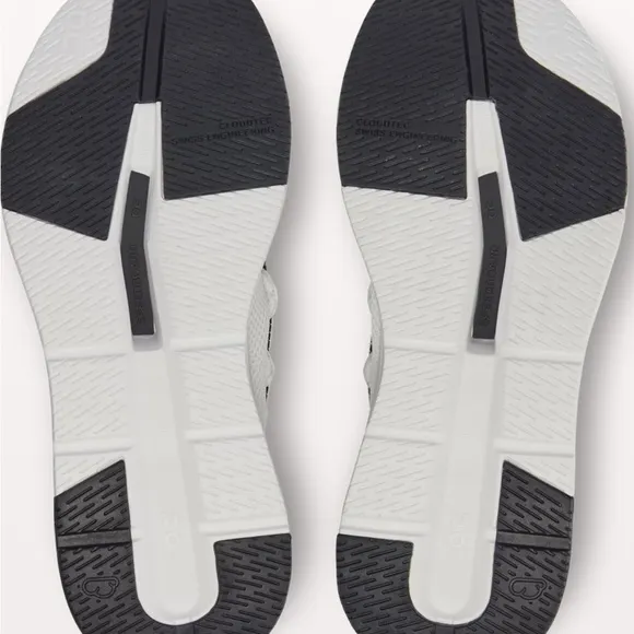 On Cloudeasy Sneaker Size: 6.5