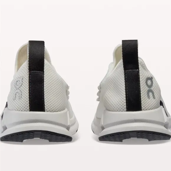 On Cloudeasy Sneaker Size: 6.5