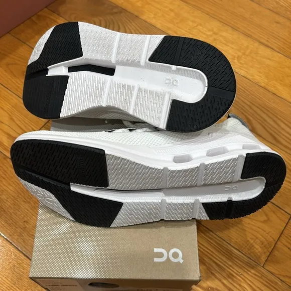 On Cloudeasy Sneaker Size: 6.5