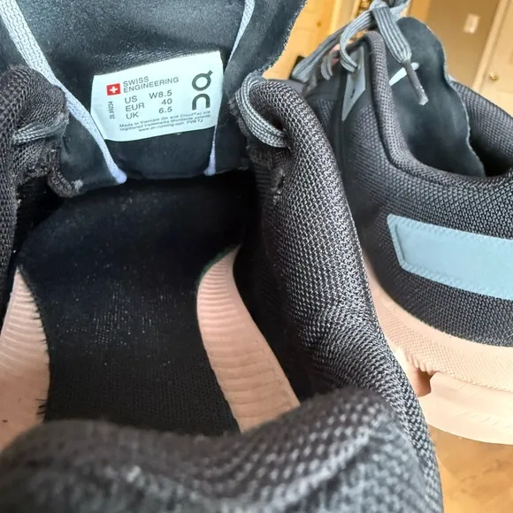 On cloudflow sneakers