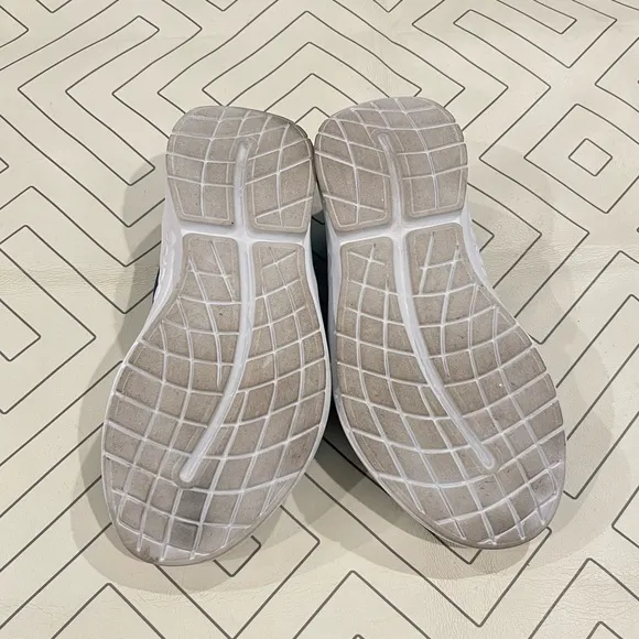 Oofos Men's OOmg Low Slip-On Recovery Shoe