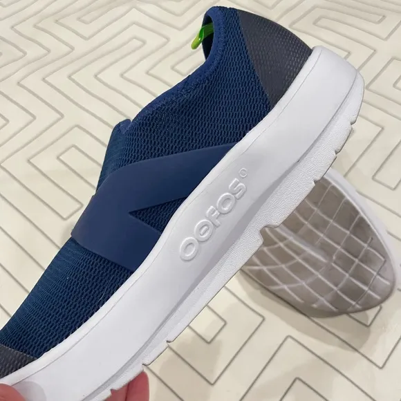 Oofos Men's OOmg Low Slip-On Recovery Shoe